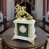 Красивые часы из мрамора и малахита